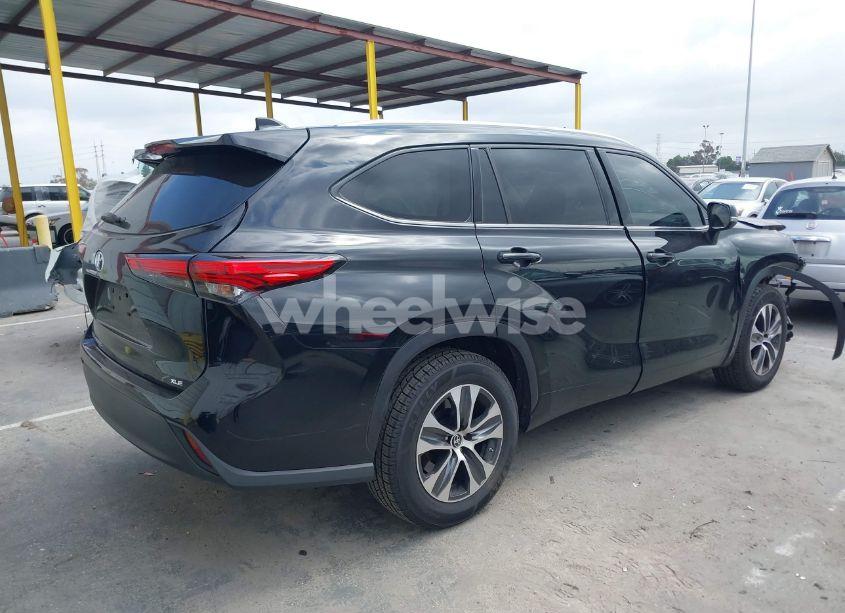 Photo 4 of 2022 Toyota Highlander XLE (VIN 5TDGZRAH9NS544837)