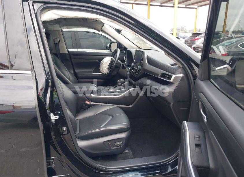 Photo 5 of 2022 Toyota Highlander XLE (VIN 5TDGZRAH9NS544837)