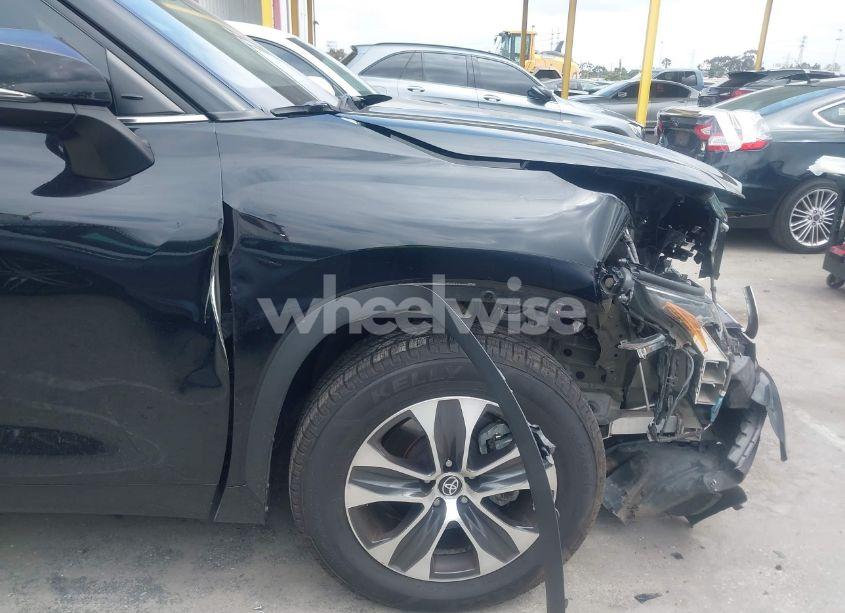 Photo 6 of 2022 Toyota Highlander XLE (VIN 5TDGZRAH9NS544837)