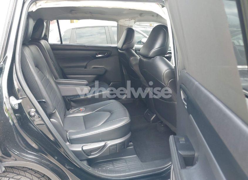 Photo 8 of 2022 Toyota Highlander XLE (VIN 5TDGZRAH9NS544837)