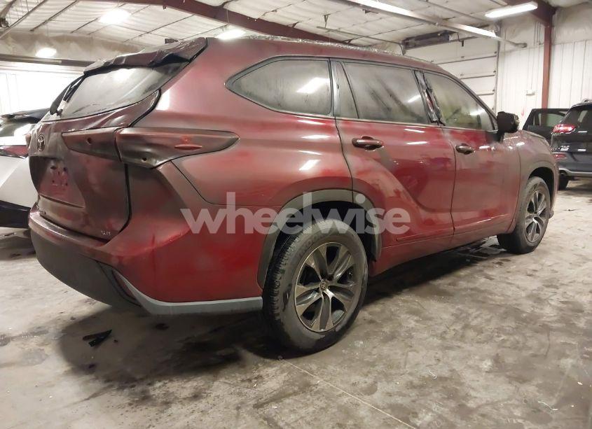 Photo 4 of 2020 Toyota Highlander XLE (VIN 5TDGZRAHXLS506904)