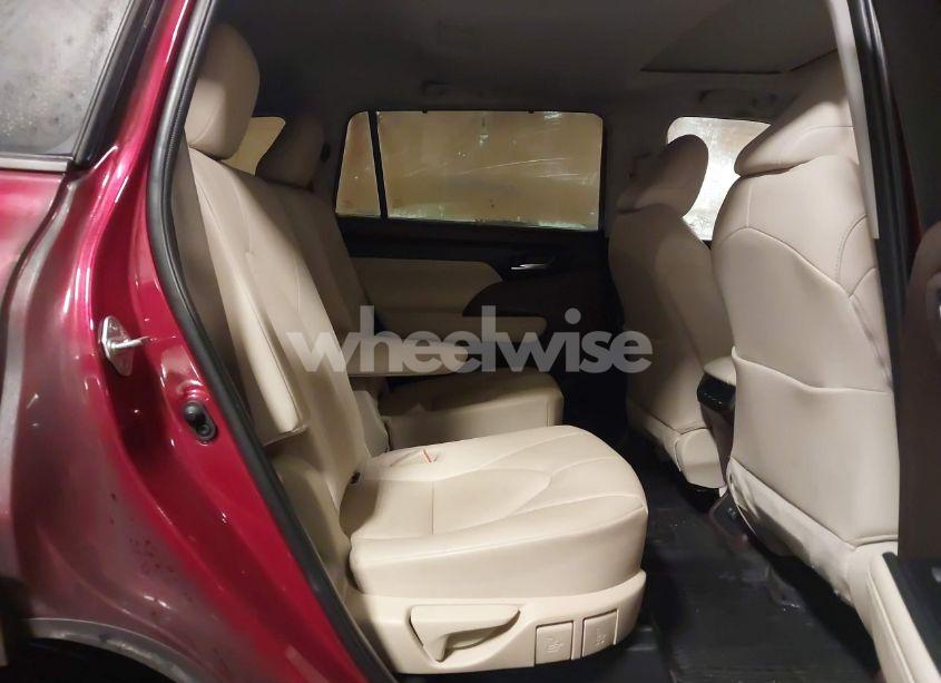 Photo 8 of 2020 Toyota Highlander XLE (VIN 5TDGZRAHXLS506904)