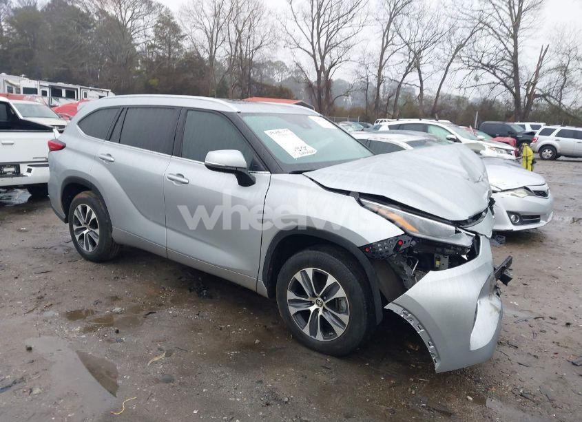 2021 Toyota Highlander XLE (VIN 5TDGZRAHXMS048881) main photo