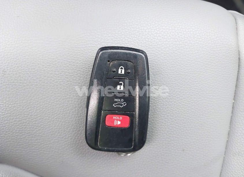 Photo 11 of 2021 Toyota Highlander XLE (VIN 5TDGZRAHXMS048881)