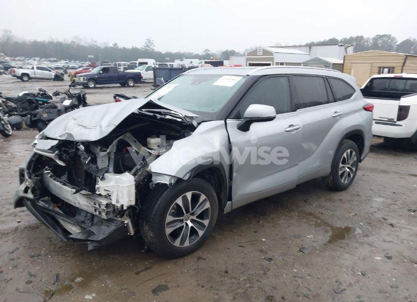 Photo 2 of 2021 Toyota Highlander XLE (VIN 5TDGZRAHXMS048881)