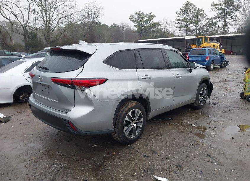 Photo 4 of 2021 Toyota Highlander XLE (VIN 5TDGZRAHXMS048881)