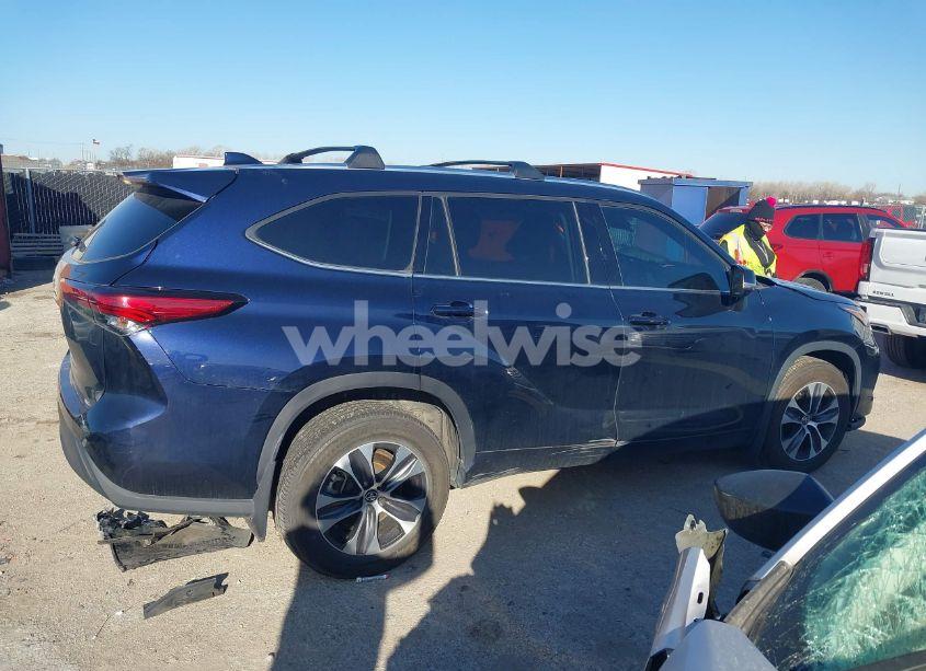 Photo 13 of 2021 Toyota Highlander XLE (VIN 5TDGZRAHXMS538009)