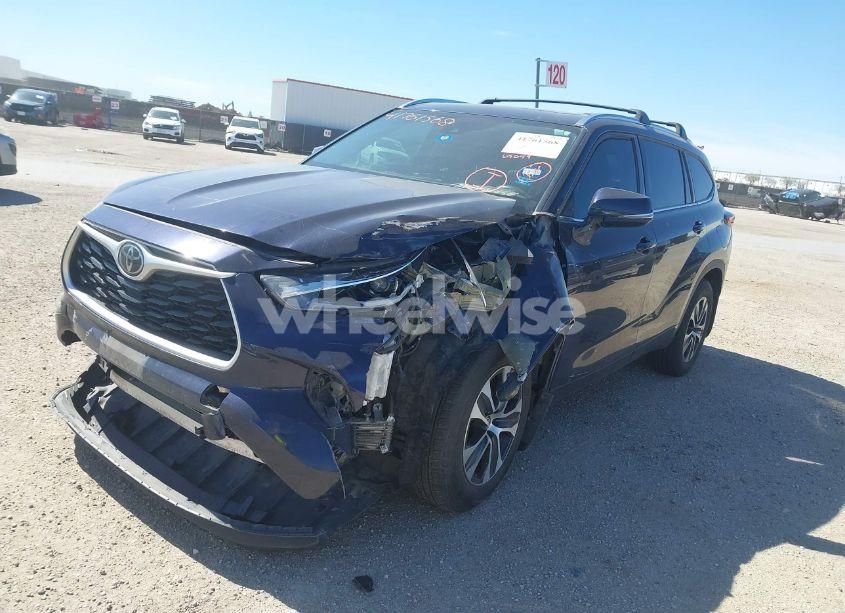 Photo 2 of 2021 Toyota Highlander XLE (VIN 5TDGZRAHXMS538009)