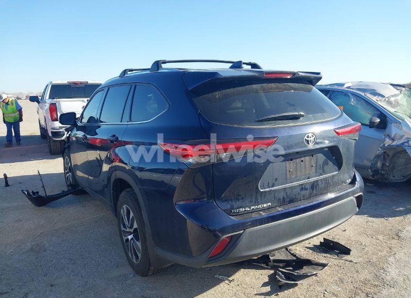 Photo 3 of 2021 Toyota Highlander XLE (VIN 5TDGZRAHXMS538009)