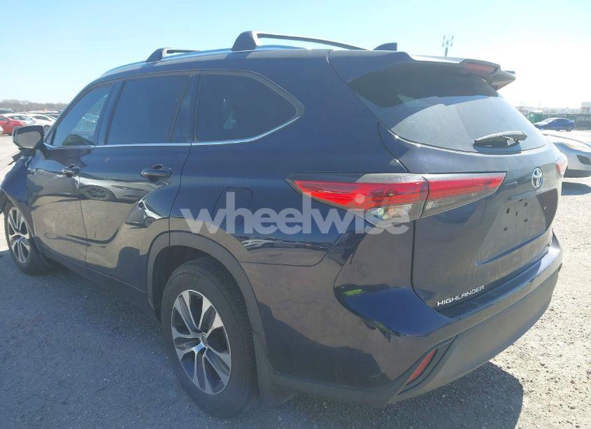 Photo 4 of 2021 Toyota Highlander XLE (VIN 5TDGZRAHXMS538009)