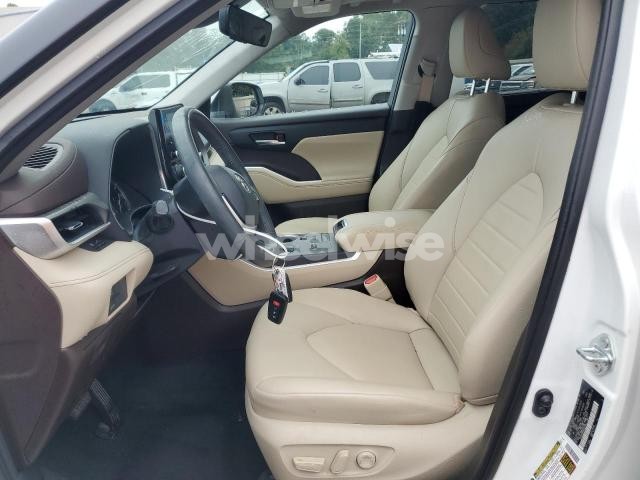 Photo 4 of 2022 TOYOTA HIGHLANDER XLE (VIN 5TDGZRAHXNS094356)