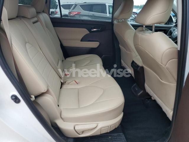 Photo 8 of 2022 TOYOTA HIGHLANDER XLE (VIN 5TDGZRAHXNS094356)