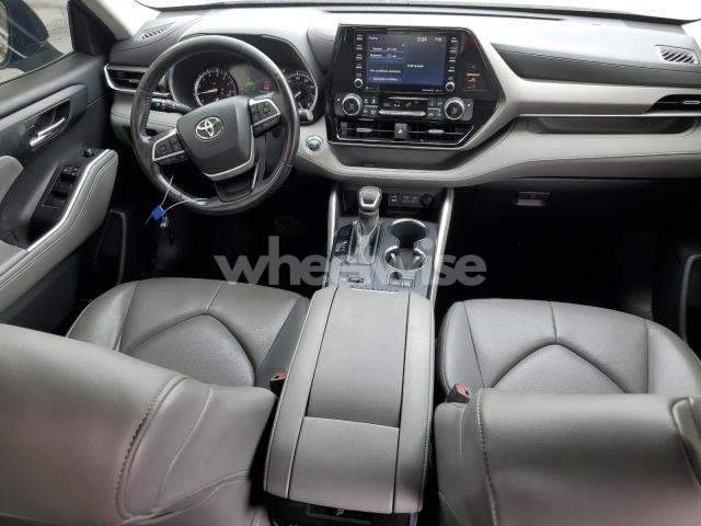 Photo 3 of 2022 TOYOTA HIGHLANDER XLE (VIN 5TDGZRAHXNS541493)