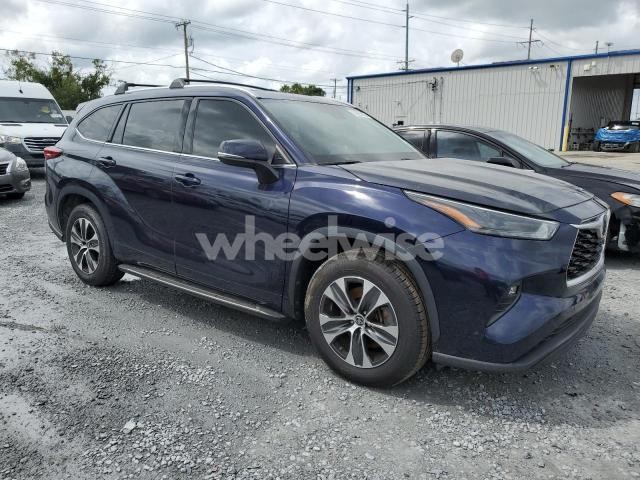 Photo 5 of 2022 TOYOTA HIGHLANDER XLE (VIN 5TDGZRAHXNS541493)