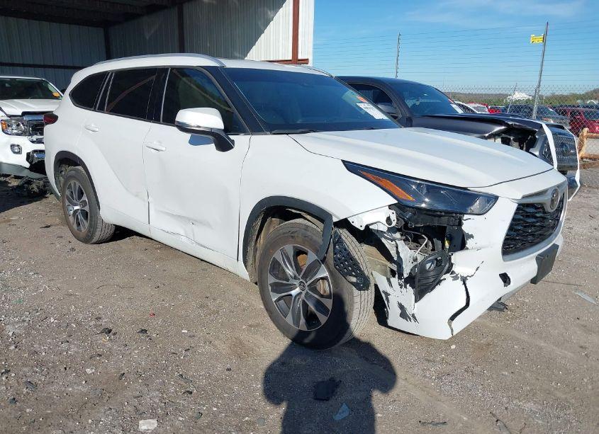 2022 Toyota Highlander XLE (VIN 5TDGZRAHXNS543356) main photo