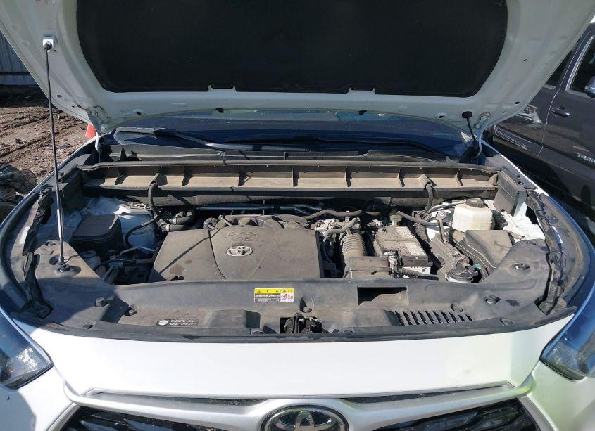 Photo 10 of 2022 Toyota Highlander XLE (VIN 5TDGZRAHXNS543356)