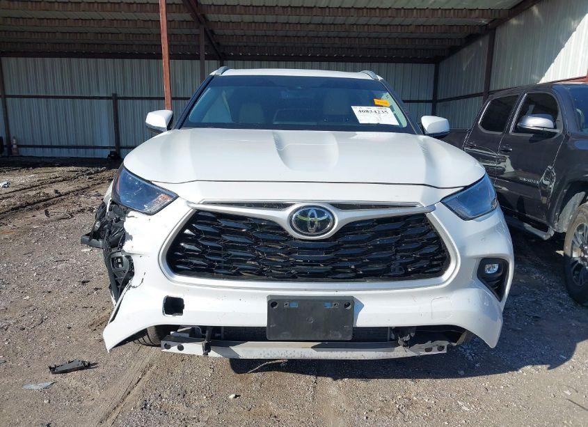 Photo 13 of 2022 Toyota Highlander XLE (VIN 5TDGZRAHXNS543356)