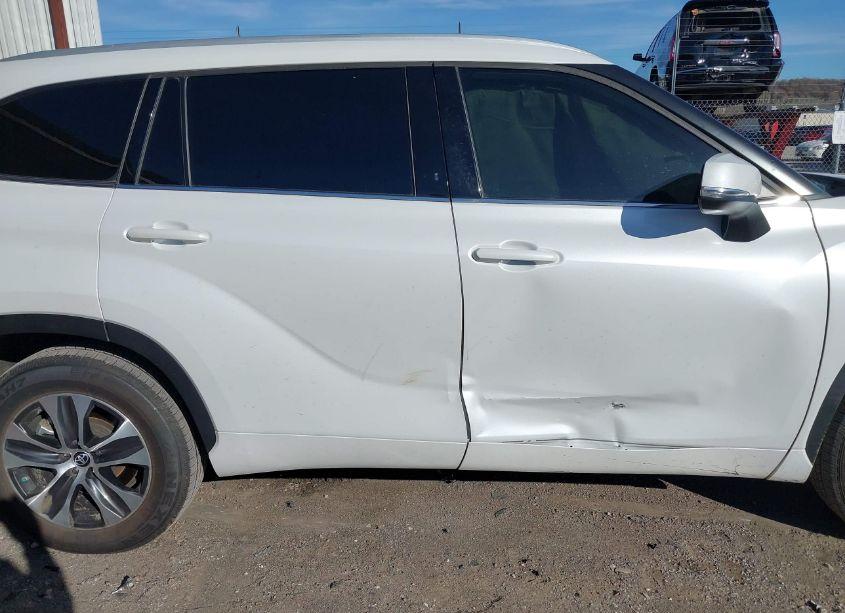 Photo 14 of 2022 Toyota Highlander XLE (VIN 5TDGZRAHXNS543356)
