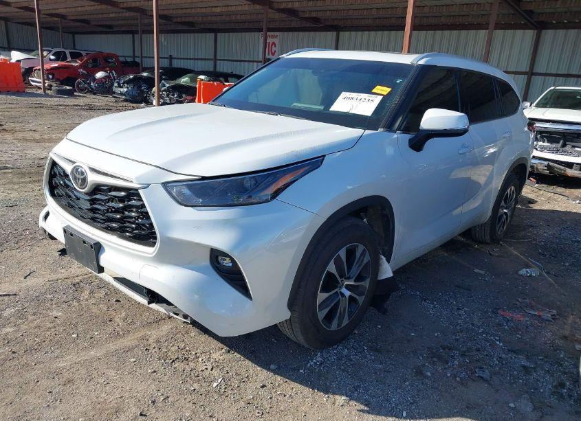 Photo 2 of 2022 Toyota Highlander XLE (VIN 5TDGZRAHXNS543356)