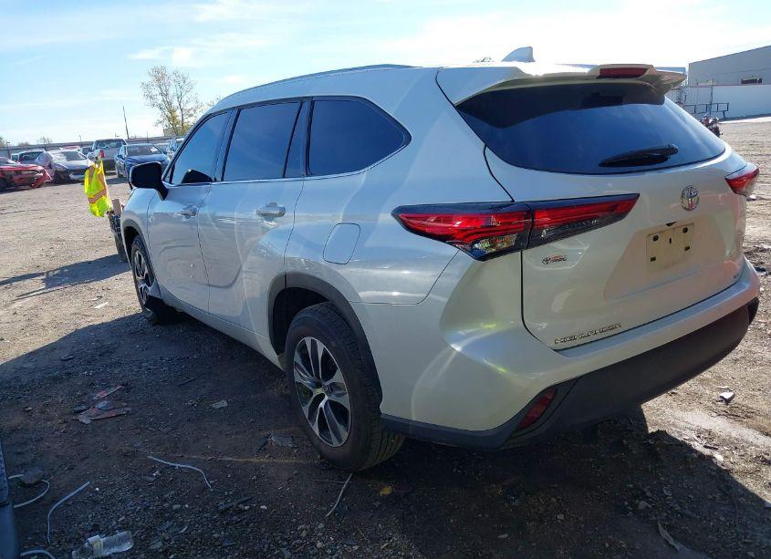 Photo 3 of 2022 Toyota Highlander XLE (VIN 5TDGZRAHXNS543356)