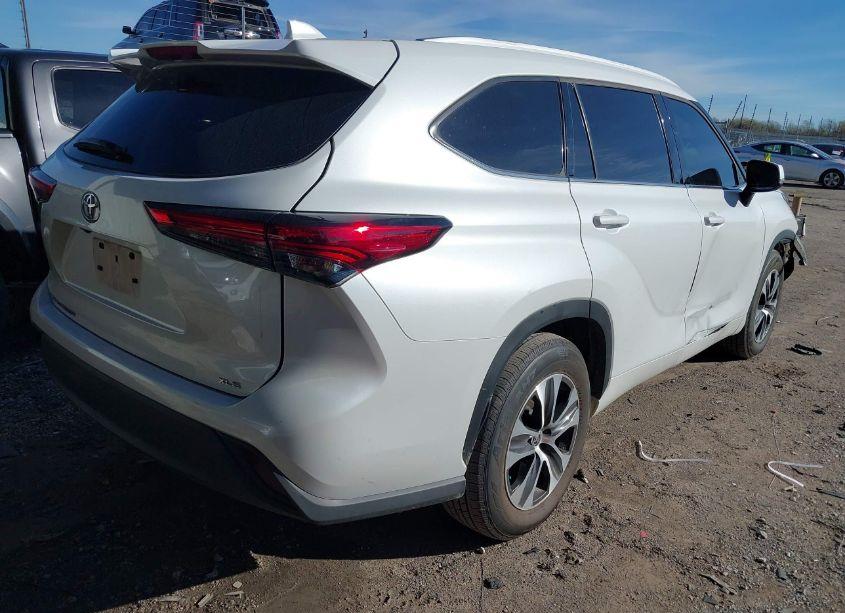 Photo 4 of 2022 Toyota Highlander XLE (VIN 5TDGZRAHXNS543356)