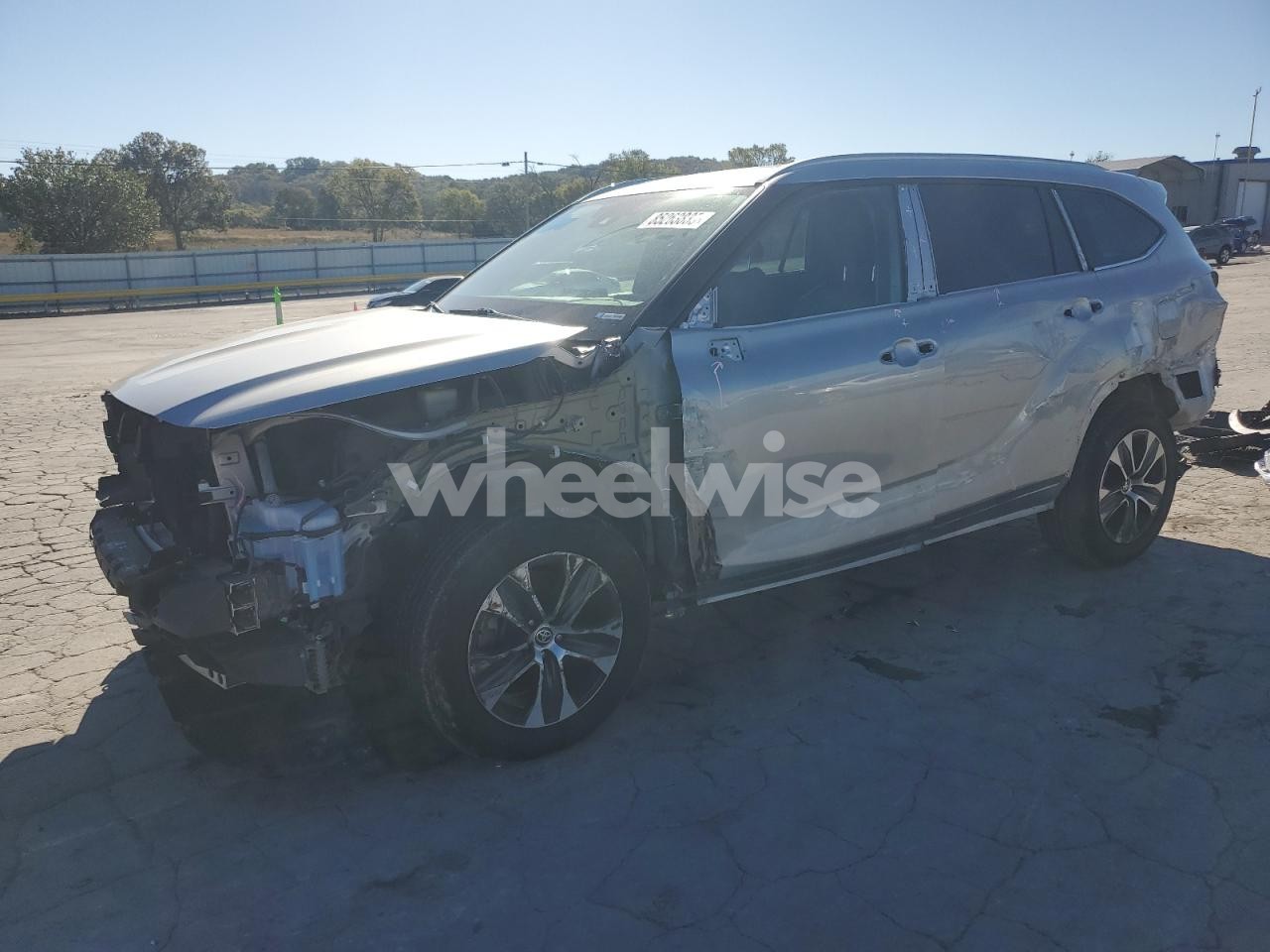 2022 TOYOTA HIGHLANDER XLE (VIN 5TDGZRAHXNS552896) main photo