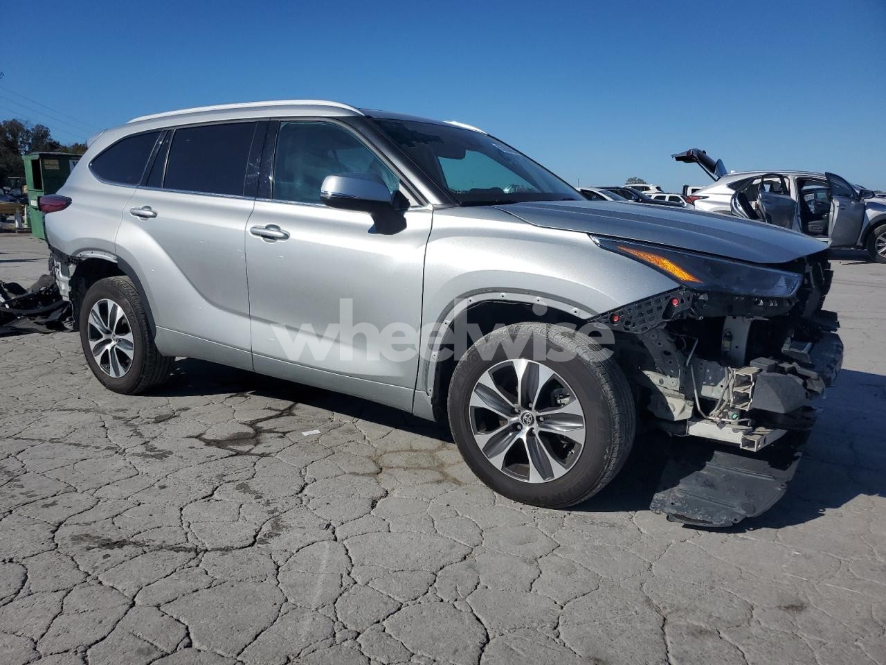 Photo 4 of 2022 TOYOTA HIGHLANDER XLE (VIN 5TDGZRAHXNS552896)