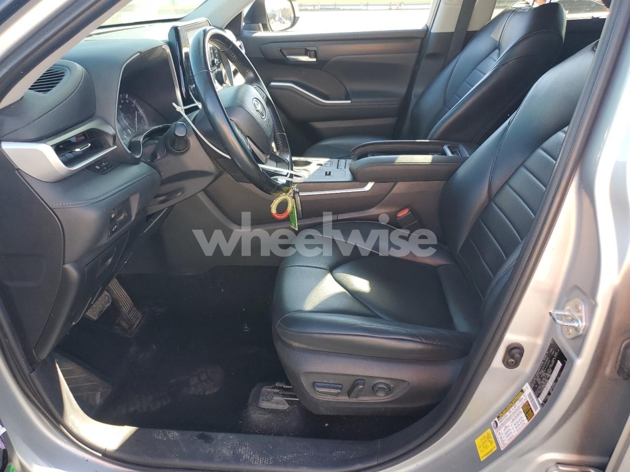 Photo 7 of 2022 TOYOTA HIGHLANDER XLE (VIN 5TDGZRAHXNS552896)
