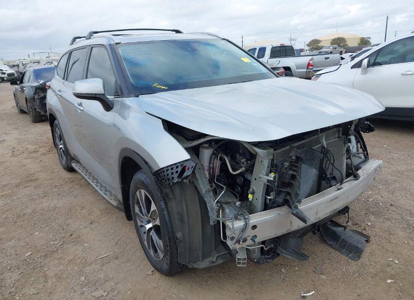 2022 Toyota Highlander XLE (VIN 5TDGZRAHXNS558066) main photo