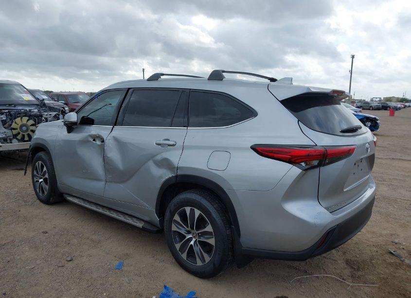 Photo 15 of 2022 Toyota Highlander XLE (VIN 5TDGZRAHXNS558066)