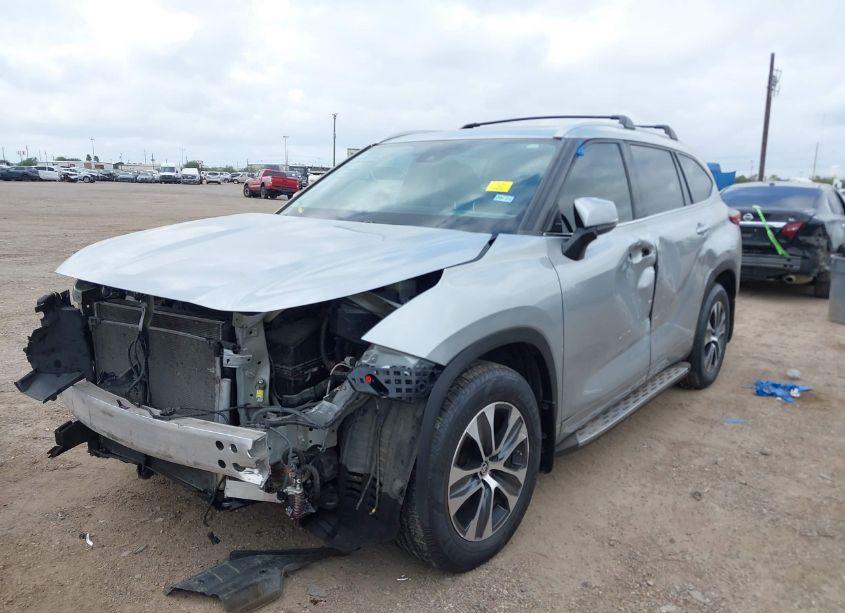 Photo 2 of 2022 Toyota Highlander XLE (VIN 5TDGZRAHXNS558066)