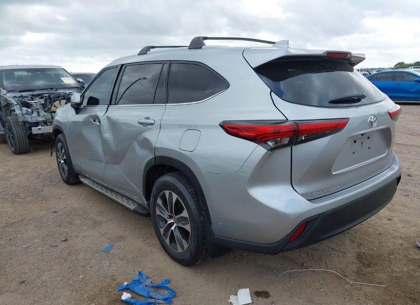 Photo 3 of 2022 Toyota Highlander XLE (VIN 5TDGZRAHXNS558066)