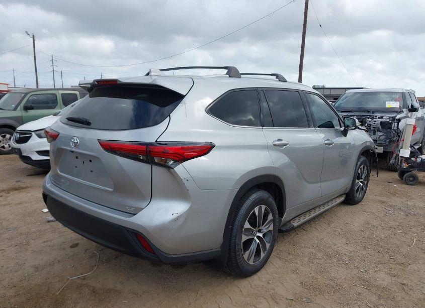 Photo 4 of 2022 Toyota Highlander XLE (VIN 5TDGZRAHXNS558066)