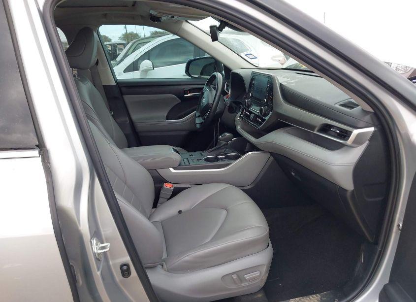 Photo 5 of 2022 Toyota Highlander XLE (VIN 5TDGZRAHXNS558066)