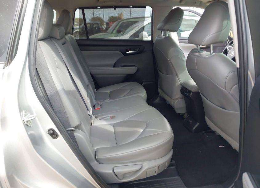 Photo 8 of 2022 Toyota Highlander XLE (VIN 5TDGZRAHXNS558066)