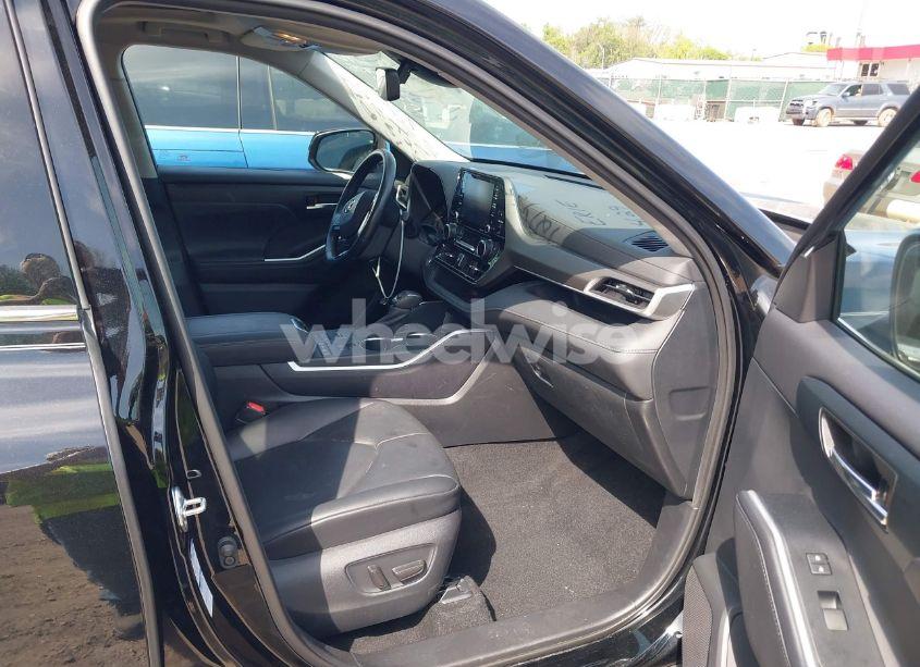 Photo 5 of 2020 Toyota Highlander XLE (VIN 5TDGZRBH0LS037336)