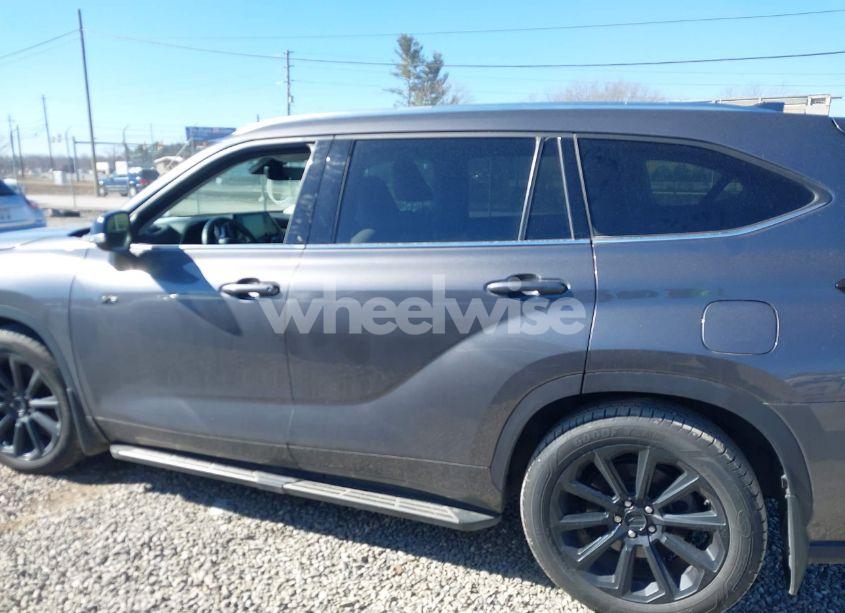 Photo 14 of 2021 Toyota Highlander XLE (VIN 5TDGZRBH0MS097540)