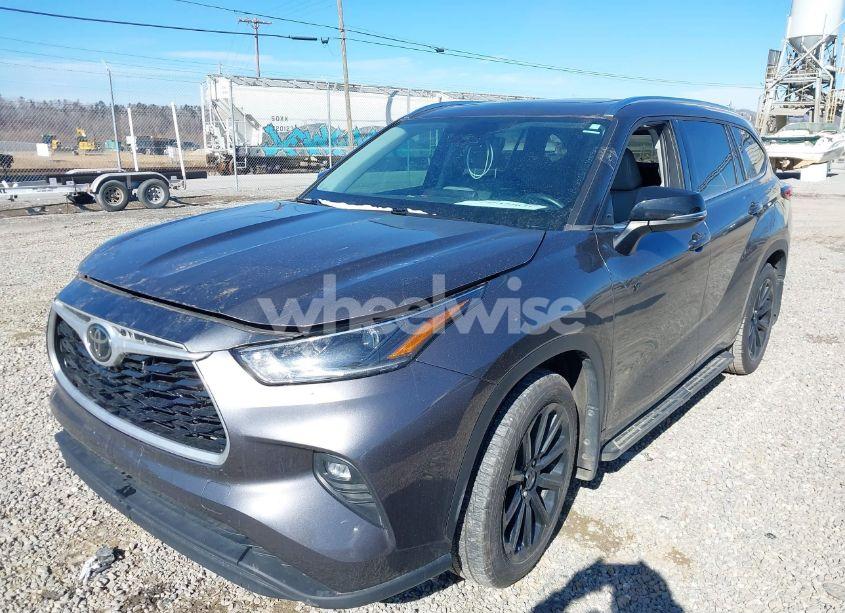 Photo 2 of 2021 Toyota Highlander XLE (VIN 5TDGZRBH0MS097540)