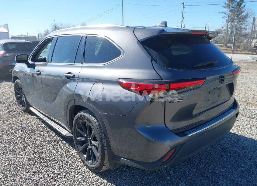 Photo 3 of 2021 Toyota Highlander XLE (VIN 5TDGZRBH0MS097540)