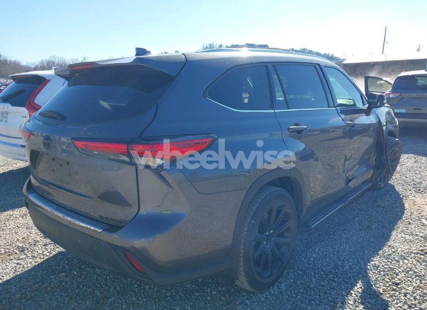 Photo 4 of 2021 Toyota Highlander XLE (VIN 5TDGZRBH0MS097540)