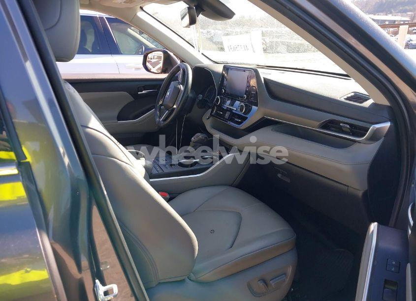 Photo 5 of 2021 Toyota Highlander XLE (VIN 5TDGZRBH0MS097540)