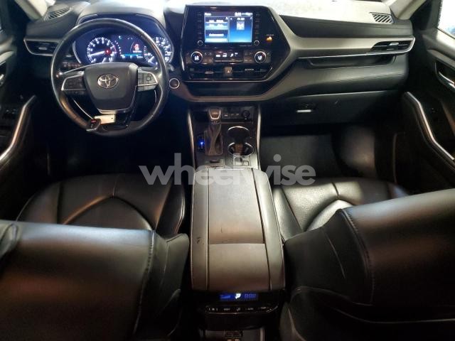 Photo 4 of 2021 TOYOTA HIGHLANDER XLE (VIN 5TDGZRBH0MS141049)