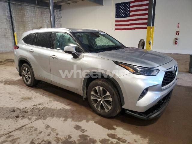 Photo 5 of 2021 TOYOTA HIGHLANDER XLE (VIN 5TDGZRBH0MS141049)