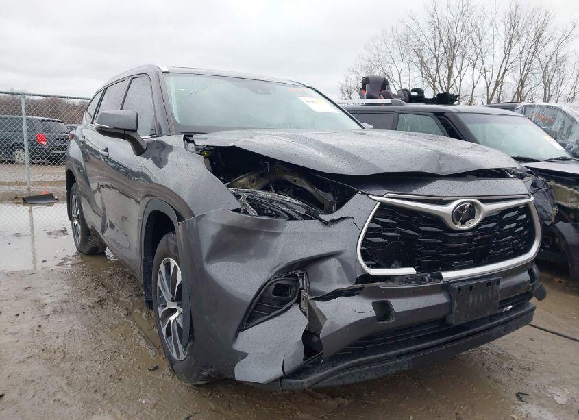 2021 Toyota Highlander XLE (VIN 5TDGZRBH0MS524554) main photo