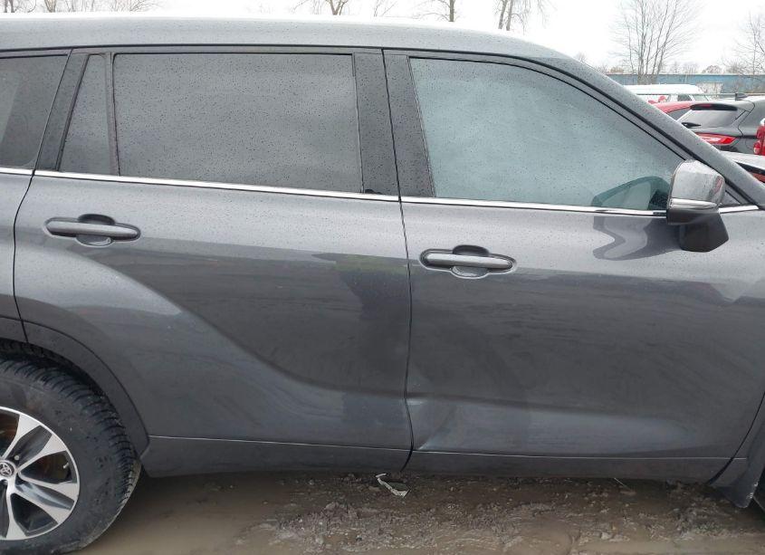 Photo 13 of 2021 Toyota Highlander XLE (VIN 5TDGZRBH0MS524554)