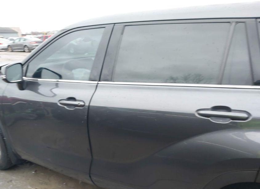 Photo 14 of 2021 Toyota Highlander XLE (VIN 5TDGZRBH0MS524554)