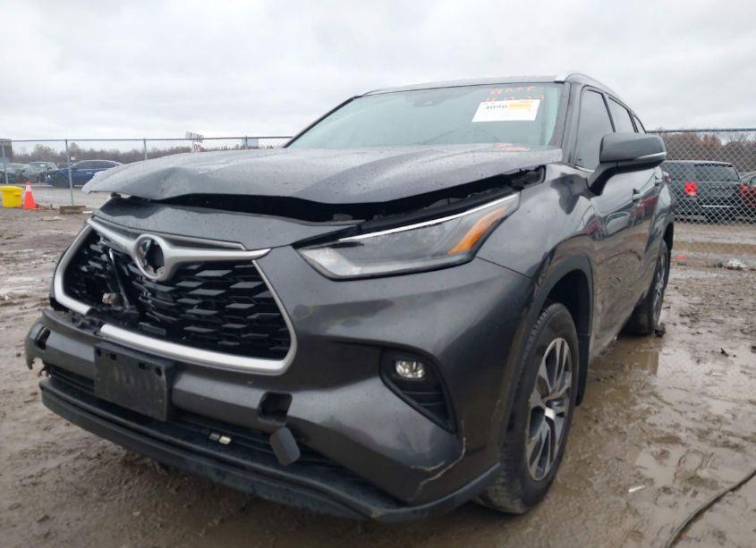 Photo 2 of 2021 Toyota Highlander XLE (VIN 5TDGZRBH0MS524554)