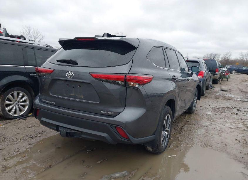 Photo 4 of 2021 Toyota Highlander XLE (VIN 5TDGZRBH0MS524554)