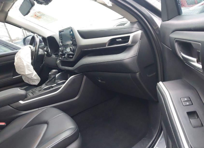 Photo 5 of 2021 Toyota Highlander XLE (VIN 5TDGZRBH0MS524554)