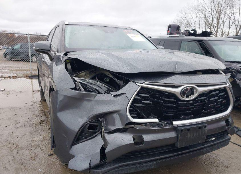 Photo 6 of 2021 Toyota Highlander XLE (VIN 5TDGZRBH0MS524554)